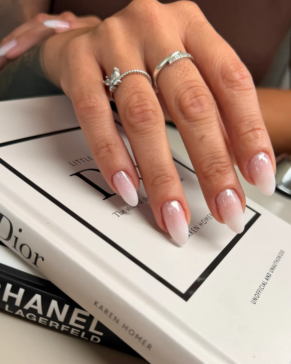 Baby boomer-negle i mandelform med en blød, mælket overgang fra rosa til hvid - Beauty Hour Hellerup